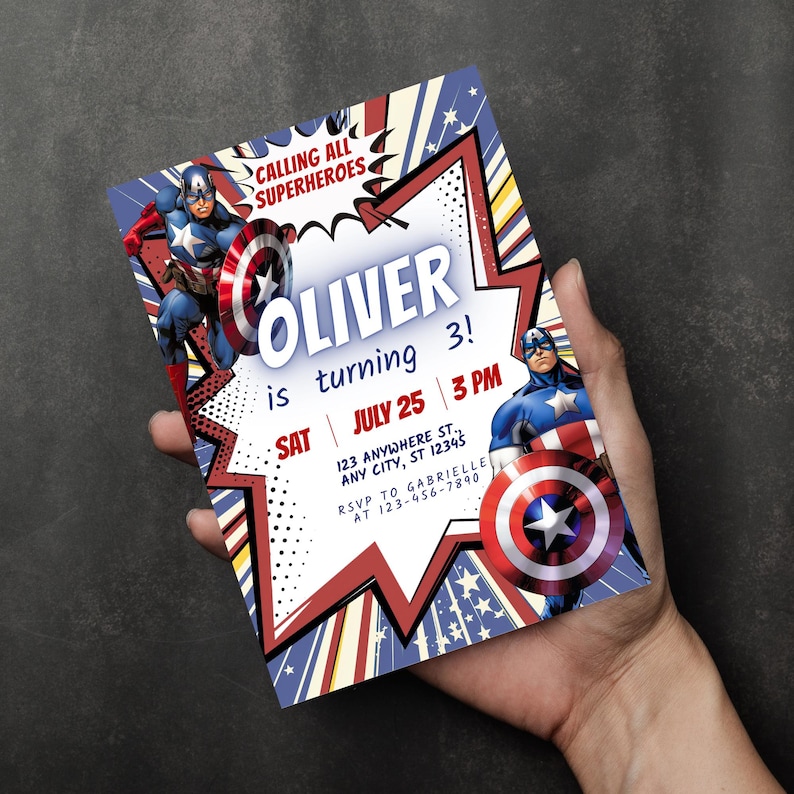 以下が含まれることがあります： キャプテン・アメリカをテーマにしたスーパーヒーローの誕生日パーティーの招待状。招待状は赤、白、青の配色で、「OLIVER is turning 3!」というテキストとイベントの詳細が記載されています。「CALLING ALL SUPERHEROES」というフレーズも含まれています。