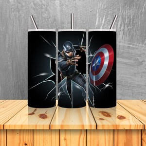 Op de afbeelding: Drie roestvrijstalen bekers met een zwarte achtergrond en een afbeelding van Captain America die door het glas breekt. De afbeelding bevat Captain America's schild en een gebarsten glaseffect.