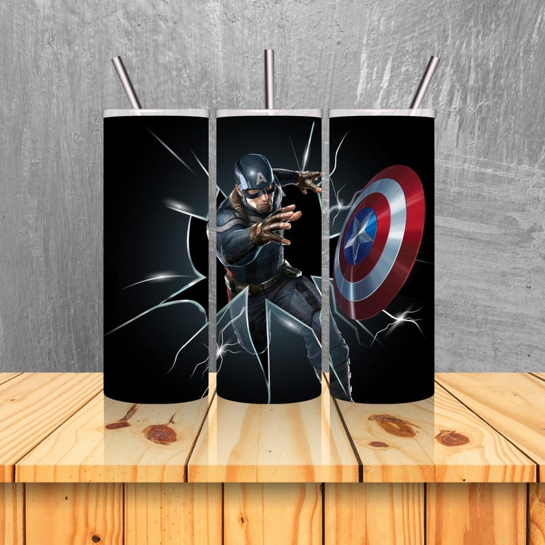 Op de afbeelding: Drie roestvrijstalen bekers met een zwarte achtergrond en een afbeelding van Captain America die door het glas breekt. De afbeelding bevat Captain America's schild en een gebarsten glaseffect.