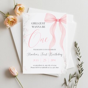 Puede incluir: Una invitaci&oacute;n de primer cumplea&ntilde;os rosa y blanca con un lazo de acuarela y el texto "Girls Just Wanna Be One". La invitaci&oacute;n incluye el nombre Amelia, la fecha 25 de julio y la hora 2 PM. Tambi&eacute;n incluye una direcci&oacute;n y un n&uacute;mero de tel&eacute;fono para RSVP.