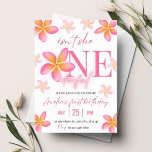 Może przedstawiać: R&oacute;żowe i białe kwiatowe zaproszenie na urodziny z tekstem "isn't she NE derful" i "Amelia's first birthday". Zaproszenie zawiera datę "JULY 25" i godzinę "2PM".