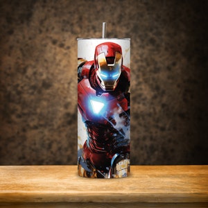 Op de afbeelding: Een roestvrijstalen tumbler met een rood, geel en blauw beeld van Iron Man. De afbeelding is een close-up van Iron Man's gezicht en borst.
