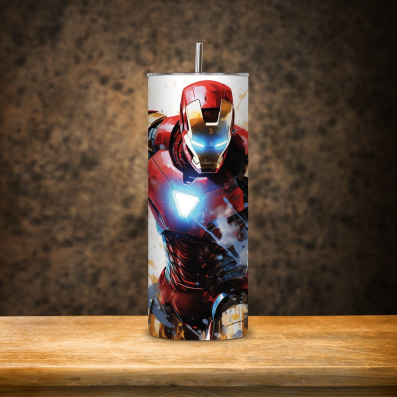 Op de afbeelding: Een roestvrijstalen tumbler met een rood, geel en blauw beeld van Iron Man. De afbeelding is een close-up van Iron Man's gezicht en borst.