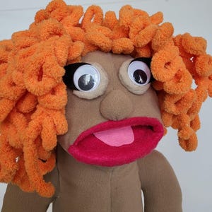 St Patrick's Day närmar sig... Elegant buktalarmupp, societetsflicka som utklädning. Livfull docka, professionell helkroppsdocka