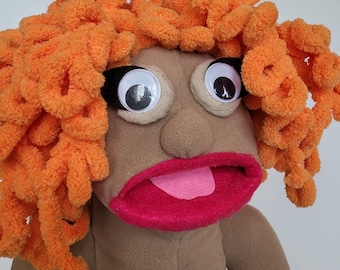 Se acerca el Día de la Madre... Elegante títere de ventrílocuo, disfraz de chica elegante y sofisticada. Títere vibrante, muñeco de bebé profesional de cuerpo entero.