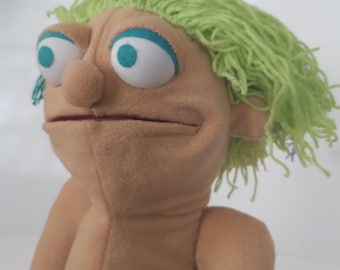 Muñeca única de pelo verde. Una buena amiga para tu familiar. Regalo perfecto. Puede ser el regalo más dulce para tus seres queridos en el Día de la Madre.