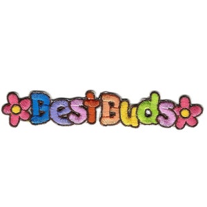Könnte beinhalten: Ein bunter gestickter Aufnäher mit dem Text "Best Buds" umgeben von zwei rosa Blüten mit gelben Zentren.