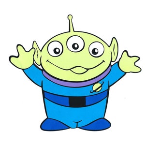 Pode incluir: Um alienígena verde com três olhos e um colar roxo vestindo um macacão azul com um design de planeta. O alienígena está acenando com os dois braços.