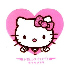 Puede incluir: Un gráfico en forma de corazón rosa que presenta al personaje blanco Hello Kitty con un lazo rosa, bigotes y ojos negros. Debajo del corazón, el texto dice HELLO KITTY EVA AIR en letras mayúsculas rosas sobre fondo blanco.