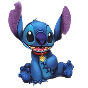 Op de afbeelding: Een blauw stripfiguur met grote oren en een vriendelijke glimlach. Het personage heeft een paarse neus en oren en draagt een rode halsband met een gouden hanger. Het personage zit met gekruiste benen.