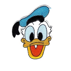 Op de afbeelding: Geborduurde patch met het gezicht van Donald Duck. De patch heeft een wit gezicht, blauwe ogen en een gele snavel. Donald draagt zijn kenmerkende blauwe matrozenpet. De patch is zwart omlijnd en heeft een rode tong.