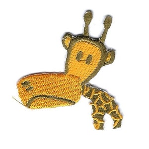Peut inclure: Un patch brodé à repasser représentant une girafe de dessin animé avec un long cou et un motif tacheté, en fil jaune et marron.