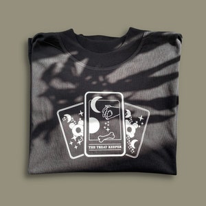 Amante dei cani Tema regalo Carta dei tarocchi Modello Stampa stile T-Shirt - The Treat Keeper - Rilassato - Oversize - Moon Stars Celestial Tee - Nero