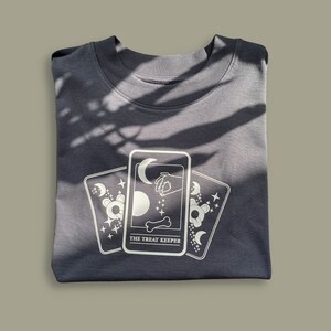 Amante dei cani regalo carta dei tarocchi modello stampa stile T-shirt - The Treat Keeper - Oversize rilassato - Moon Stars Celestial Tee - Ink Grey (blu)