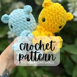 Puede incluir: Dos osos de peluche de ganchillo, uno azul claro y otro amarillo, con ojos de botón negros. El texto "crochet pattern" está superpuesto a la imagen, junto con el nombre del vendedor. Los osos son suaves y esponjosos, ideales para un regalo hecho a mano.