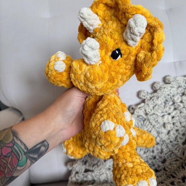 Dino câlin tricératops au crochet | Peluche faite main