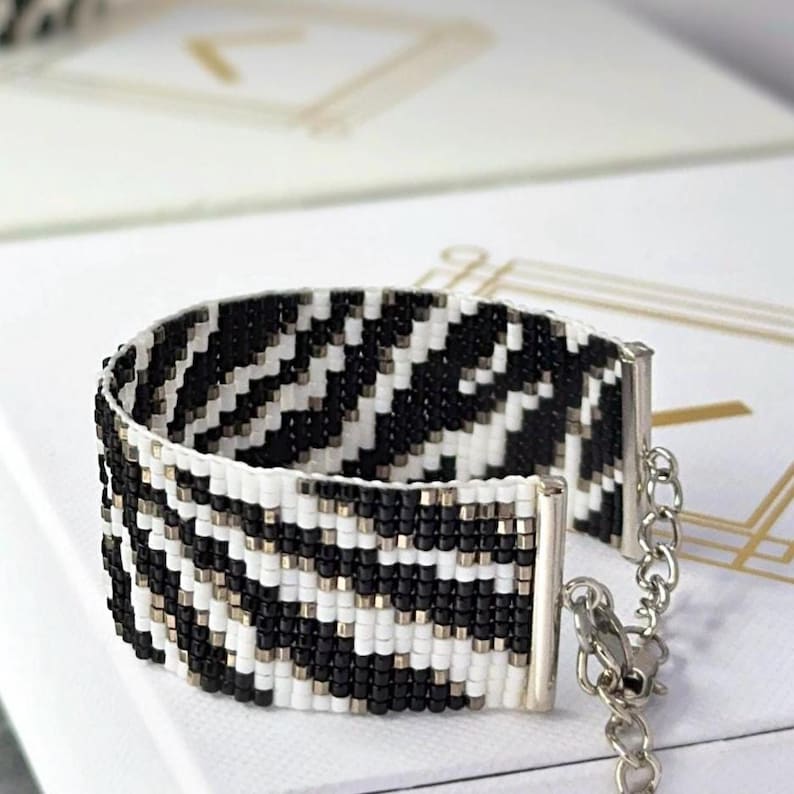 zebra bead loom bracelet pattern black and white lines pattern animal print, Miyuki Delica loom beading pattern