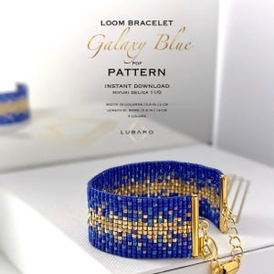 Puede incluir: Una pulsera de telar de cuentas azules y doradas con un cierre dorado. La pulsera mide 2 cm de ancho y 14 cm de largo. El texto de la imagen dice "Galaxy Blue" y "Loom Bracelet Pattern".