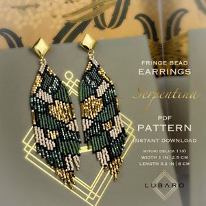 Puede incluir: Un par de pendientes de flecos verdes, dorados y blancos con un patrón geométrico. Los pendientes miden 8 cm de largo y 2,5 cm de ancho. Los pendientes se llaman "Serpentina" y son un patrón PDF para descargar instantáneamente. El patrón es para cuentas Miyuki Delica 11/0.