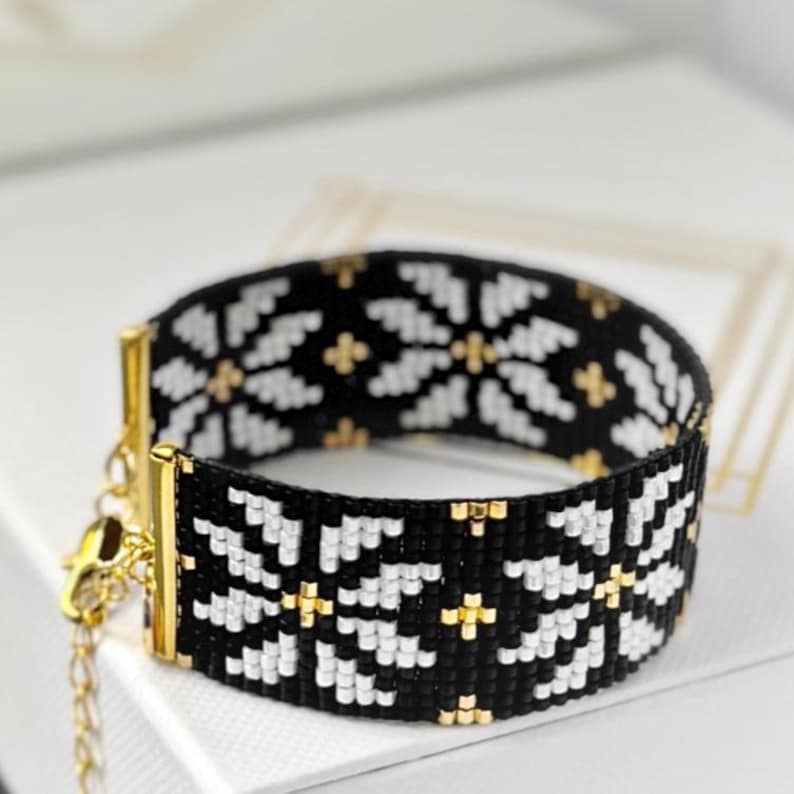 floral loom daisy bead bracelet pattern DIY beading, black white and gold pattern seed bead on the loom