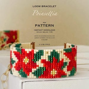 Könnte beinhalten: Ein gewebtes Armband mit einem Poinsettia-Muster. Das Armband besteht aus roten, grünen, weißen und goldenen Perlen. Der Text auf dem Bild lautet "LOOM BRACELET Poinsettia PATTERN" und gibt eine Breite von 2 cm und eine Länge von 12 cm an.