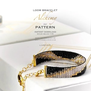 Könnte beinhalten: Ein schwarzes, goldenes und silbernes Perlenarmband mit geometrischem Muster. Das Armband ist 12 cm lang und 1 cm breit. Das Armband ist aus Miyuki Delica 11/0 Perlen gefertigt. Das Muster heißt "Alchemy".