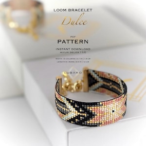 Può includere: Un braccialetto a telaio nero, rosa e oro con un motivo geometrico. Il braccialetto è realizzato con perline Miyuki Delica 11/0 e misura 14 cm di lunghezza e 1,8 cm di larghezza. Il motivo si chiama "Dulce" ed è disponibile come download istantaneo in PDF.