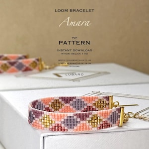 Könnte beinhalten: Ein Webarmbandmuster namens "Amara" wird gezeigt, mit einem geometrischen Design in rosa, lila und goldenen Perlen. Das Muster verwendet Miyuki Delica 11/0 Perlen. Das Armband ist 1 cm breit und 14 cm lang. Der Text "LOOM BRACELET" und "PATTERN" ist enthalten.