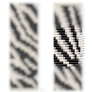 Puede incluir: Un brazalete de cuentas blanco y negro con un patr&oacute;n geom&eacute;trico. El brazalete est&aacute; hecho con cuentas peque&ntilde;as y redondas y tiene un dise&ntilde;o simple y moderno.