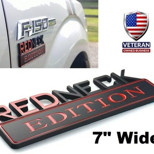 Könnte beinhalten: Schwarzes und rotes "Redneck Edition" Emblem mit einer Breite von 17,8 cm. Das Emblem ist aus Metall und hat ein erhabenes Design.