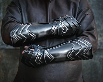 Geschwärztes Paar Armschienen aus Stahl /Handschuh /Cosplay-Armschienen für Larp-Kleidung, Metall-Armschienen, Fantasy-Krieger, Larp-Kostüm, Renaissance-Ritter