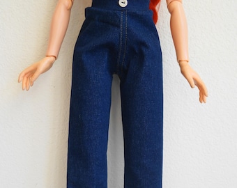 Könnte beinhalten: Dunkelblaue Jeans-Puppenhose mit hohem Bund und einem einzelnen Knopfverschluss. Die Hose hat ein gerades Bein-Design und ist aus mittelschwerem Denim-Stoff gefertigt. Die Nähte sind mit einem kontrastierenden gelben Faden genäht.