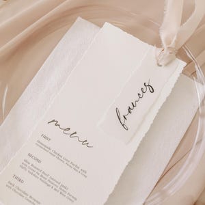Eleganckie, spersonalizowane karty menu weselnego z krawędzią Deckle Edge z indywidualnymi wyborami gości