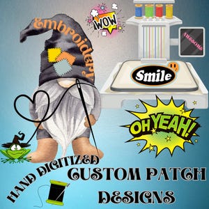以下が含まれることがあります： 黒い帽子をかぶった灰色のひげを生やしたノームが針と糸を持っています。ノームは、「スマイル」と書かれたフープが付いた刺繍機の前に立っています。ノームの下には、「Hand Digitized Custom Patch Designs」というテキストが書かれています。