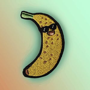 Könnte beinhalten: Gestickter Aufnäher mit einer gelben Banane mit braunen Flecken und schwarzer Umrandung. Die Banane trägt eine schwarze Sonnenbrille und hat einen grünen Stiel. Der Aufnäher ist zum Aufbügeln oder Aufnähen auf Stoff gedacht.