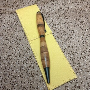 Noyaux d'avocats séchés.  Pièce rare et unique. Beaux stylos billes .