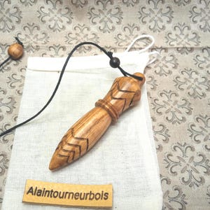 Oliv. Ogiv 7 cm, ø 1,6 cm. 22 g. Thoth, graverad, för radiestesi, källa, spådom, geobiologi.