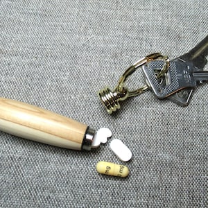 porte clés, boîte à pilules, porte cure-dents plaqué or et bois noble et précieux.