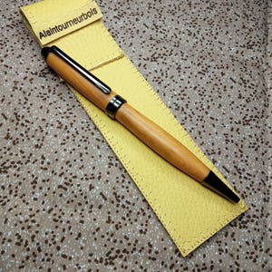 Cerisier. Pièce unique.  Beaux stylos billes personnalisables en bois .