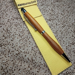Acacia. Pièce unique.  Beaux stylos billes tactiles personnalisables en bois .
