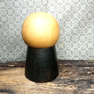 Magnífico molinillo de cerámica para pimienta, sal y hierbas fabricado en madera de manzano y roble oxidado.