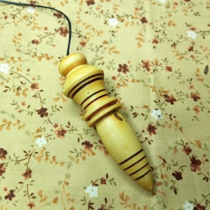 7 cm 22g ø 1.6 cm. Boxwood. Engraved Thoth, Egyptian pendulum with chamber, rechargeable for dowsing, water source, divination, geobiology.