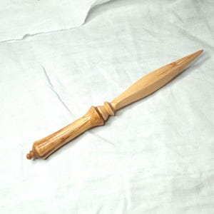 Taglierina, cartellina, tagliacarte in legno di melo lilla e riccio.