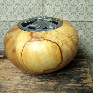 Pojemnik na potpourri, dyfuzor perfum, pudełko na biżuterię wykonane z drewna kasztanowca.