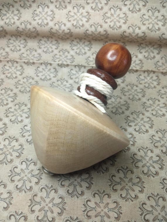 Peonza De Madera Con Cuerda De 9x6 Cm – Juguete Clásico Artesanal Fabricado En España, Certificación PEFC, Ideal Para Juegos Tradicionales Y Competencias De Habilidad