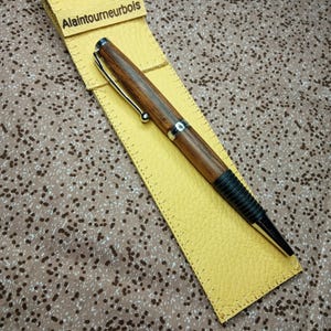Cerisier. Pièce unique.  Beaux stylos billes personnalisables en bois .