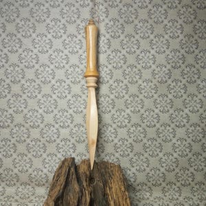 Abridor de papel, carpeta, abrecartas en madera de manzano lila y ondulada.