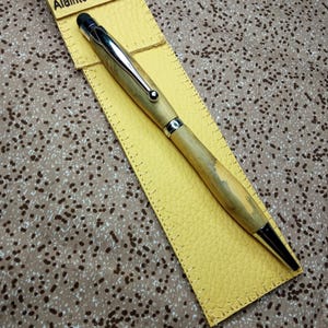 Buis échauffé. Pièce unique.  Beaux stylos billes tactiles personnalisables en bois .