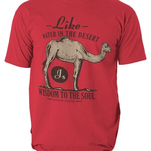 K&ouml;nnte beinhalten: Rotes T-Shirt mit einer Kamel-Illustration und dem Text "Wie Wasser in der W&uuml;ste, Weisheit f&uuml;r die Seele." Das Design enth&auml;lt die Initialen "Js" in einem Kreis und den Namen "Edward Counsel".