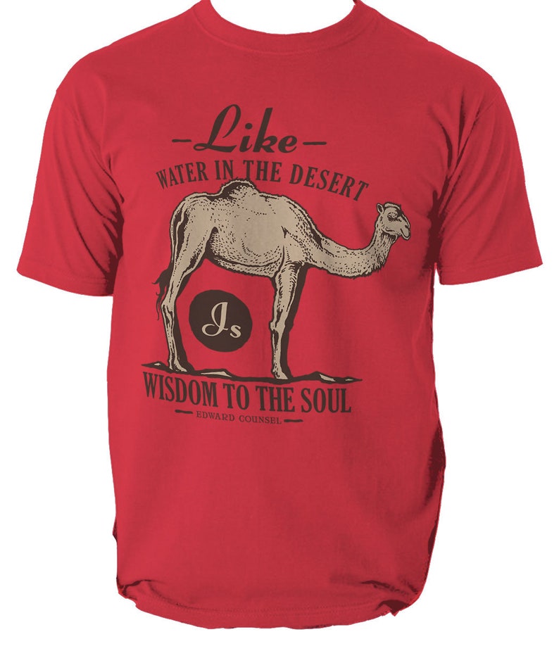 K&ouml;nnte beinhalten: Rotes T-Shirt mit einer Kamel-Illustration und dem Text "Wie Wasser in der W&uuml;ste, Weisheit f&uuml;r die Seele." Das Design enth&auml;lt die Initialen "Js" in einem Kreis und den Namen "Edward Counsel".